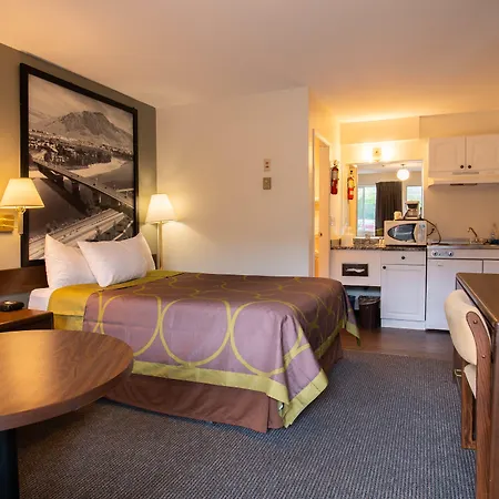 Super 8 By Wyndham Kamloops East-3
