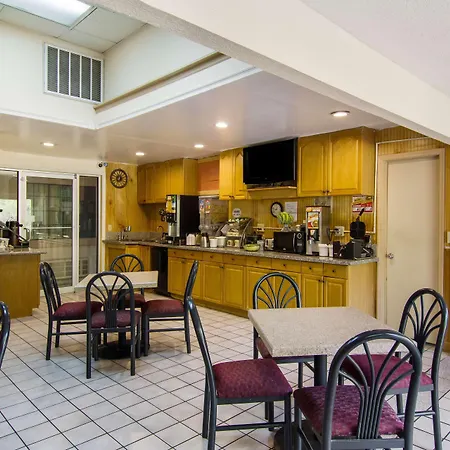 Americas Best Value Inn Darien-2