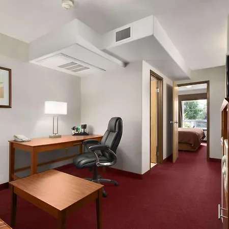 Super 8 By Wyndham Yellowknife-3