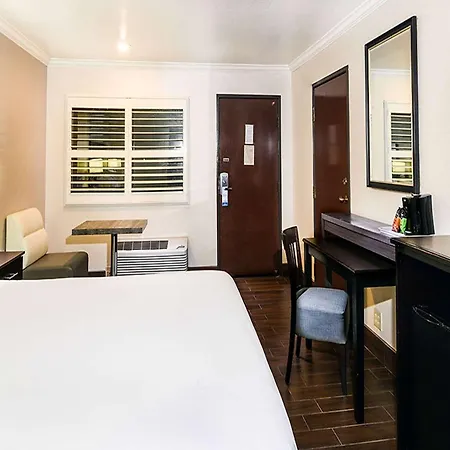 Travelodge By Wyndham Commerce Los Angeles Area-2