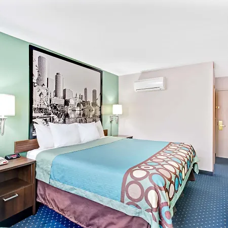 Super 8 By Wyndham Brockton-2