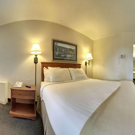 Days Inn By Wyndham Cedar Falls- University Plaza-3