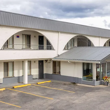 Howard Johnson By Wyndham Downtown Kamloops-3