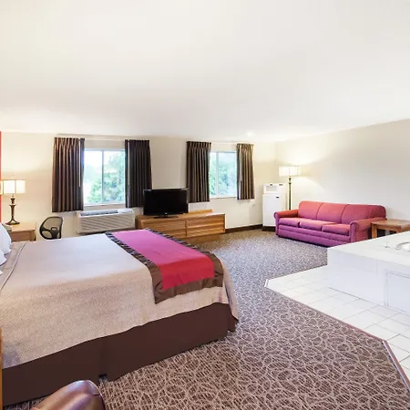 Super 8 By Wyndham West Branch-2