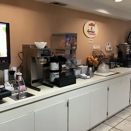Super 8 By Wyndham Spokane/West-3