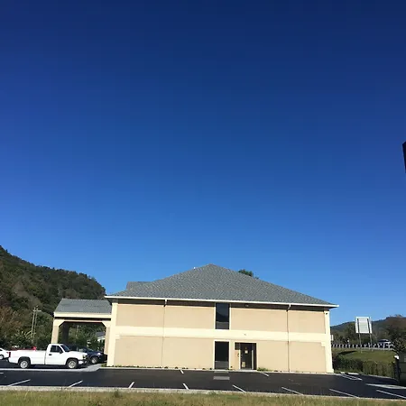 Super 8 By Wyndham Erwin, I-26 Exit 37-2