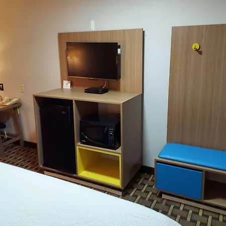 Days Inn & Suites By Wyndham Huntsville-3