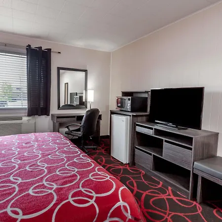 Super 8 By Wyndham Kirkland Lake-3