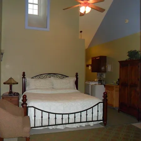 Spruce Hill Inn & Cottages-3