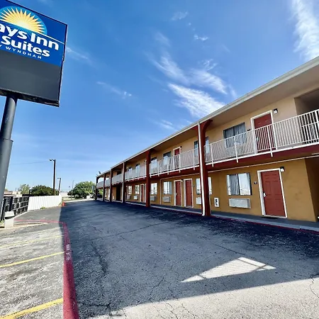 Days Inn & Suites By Wyndham Arlington Near Six Flags-3