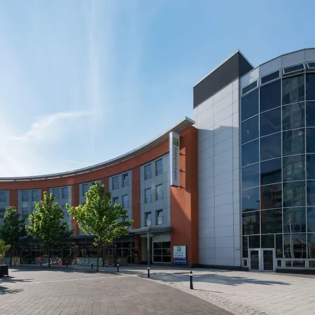 Holiday Inn Express Portsmouth Gunwharf Quays By Ihg-2