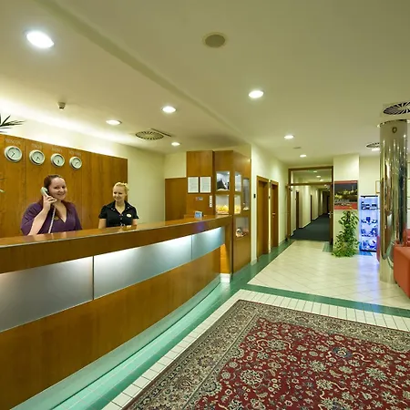 Ramada Airport Hotel Prague-2