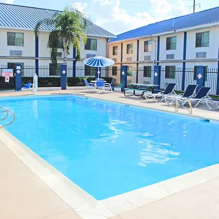 Days Inn & Suites By Wyndham Laredo-3