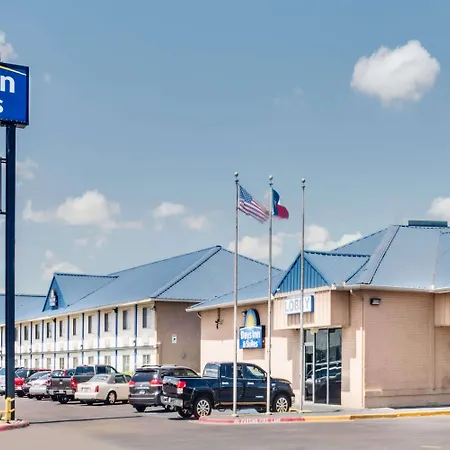 Days Inn & Suites By Wyndham Laredo-2