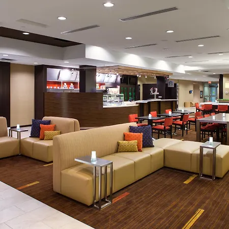 Courtyard By Marriott London-3