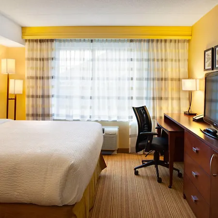 Courtyard By Marriott London-3