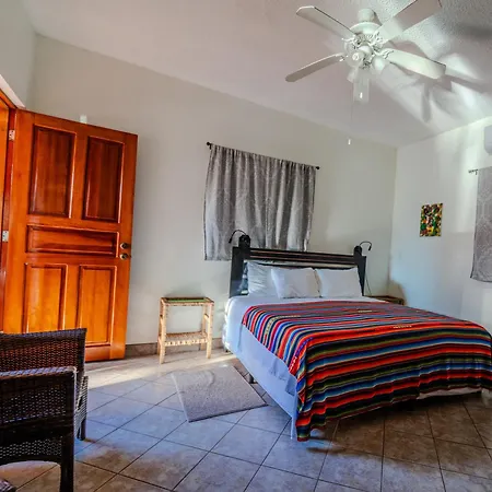 Seaside Inn Roatan-3