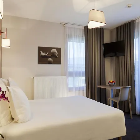 Comfort Triple Room Near Geneva-2