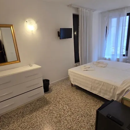 Venice Heart Rooms-2