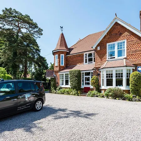 The Lawn Guest House Gatwick-2