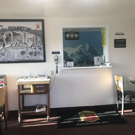 Super 8 By Wyndham Evanston-3