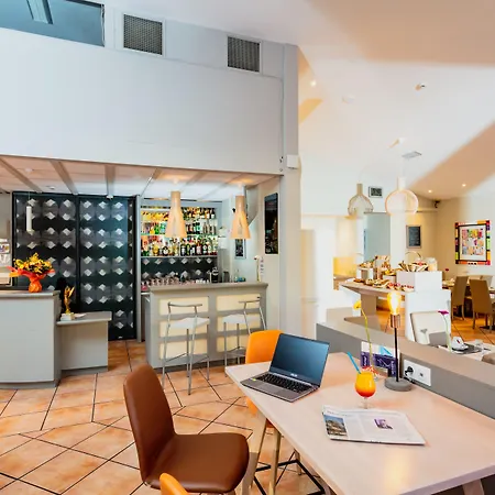 Brit Hotel Confort Nîmes Ouest - A9 sortie 25 - Pdj dès 5h30 - Parking PV - Terrasse&jardin - Pet friendly - Séminaire - Accueil groupe-2