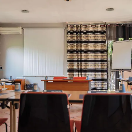Brit Hotel Confort Nîmes Ouest - A9 sortie 25 - Pdj dès 5h30 - Parking PV - Terrasse&jardin - Pet friendly - Séminaire - Accueil groupe-3