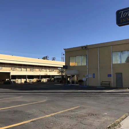Townhouse Inn And Suites-2