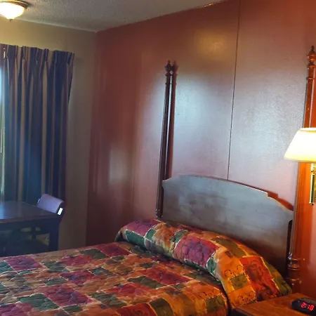 Carefree Inn Flatonia-2