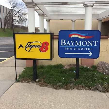 Super 8 By Wyndham Des Moines-3