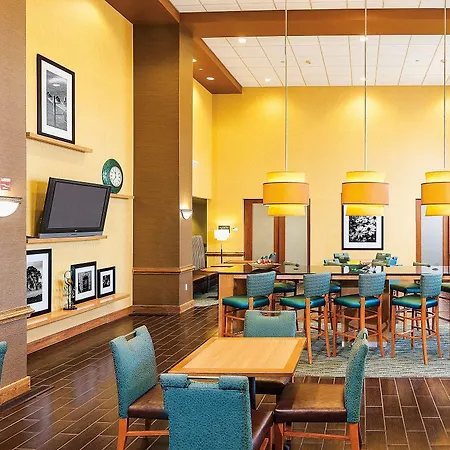 Hampton Inn & Suites Chesapeake-Square Mall-3