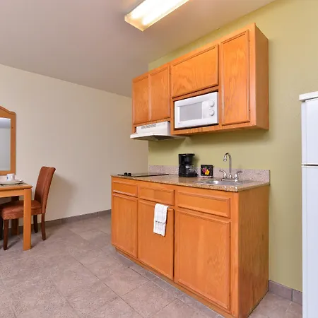 Americas Best Value Inn & Suites-Winnie-3