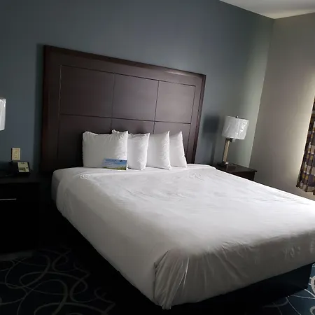 Days Inn & Suites By Wyndham Cleburne Tx-2