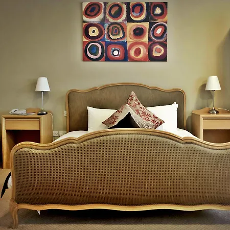 Antoinette Hotel Wimbledon-3