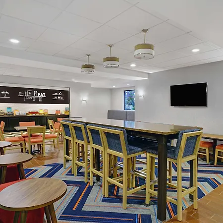 Hampton Inn Utica-2