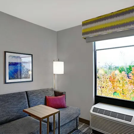 Hampton Inn Utica-3