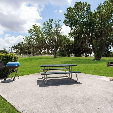 Travelodge Suites By Wyndham Lake Okeechobee-3