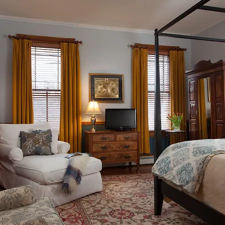 Lang House On Main Street Bed & Breakfast-3
