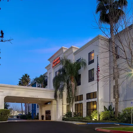 Hampton Inn & Suites Tulare-2