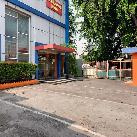 RedDoorz Plus @ Jalan Pemuda Jakarta-2