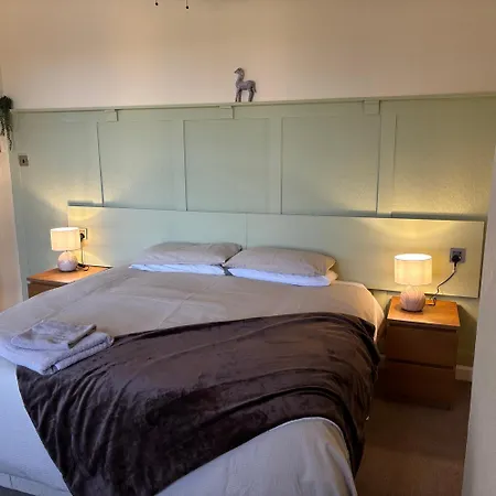 The Hawthornes Licensed Guest House-3