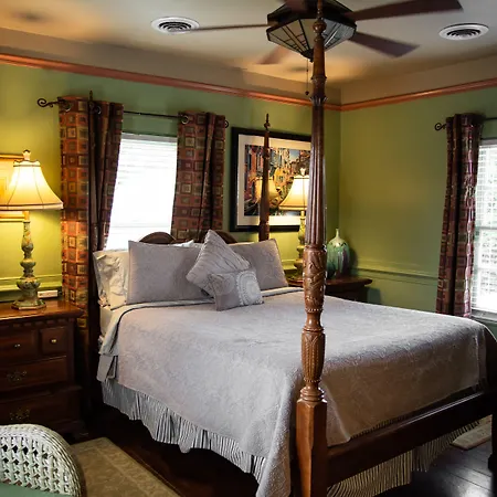 Williamsburg Manor B&B-2