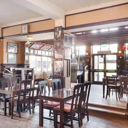 The Green Man Pub And Hotel By Oyo-3