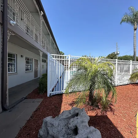 Econo Lodge St Petersburg Central-3