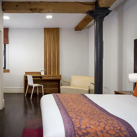 Roomzzz Manchester City-3