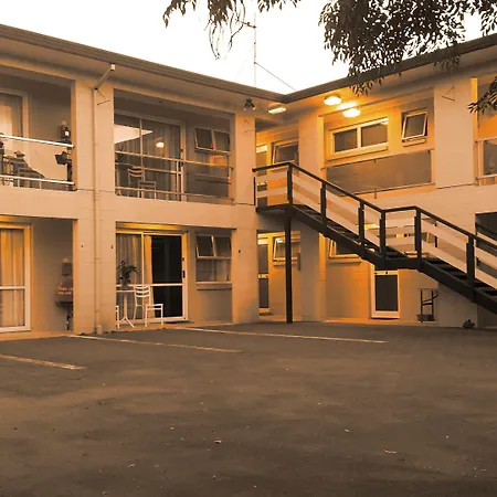 Six On Union Motel-3