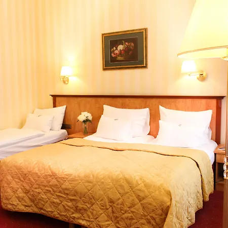 Pension Opera Suites I Self Check In I Ac In All Rooms-2