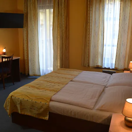 Aparthotel Austria Suites-2