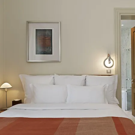 Tomtom Suites-2