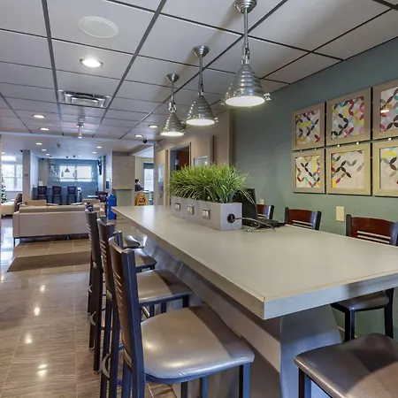 Best Western Plus Woodstock Inn & Suites-3